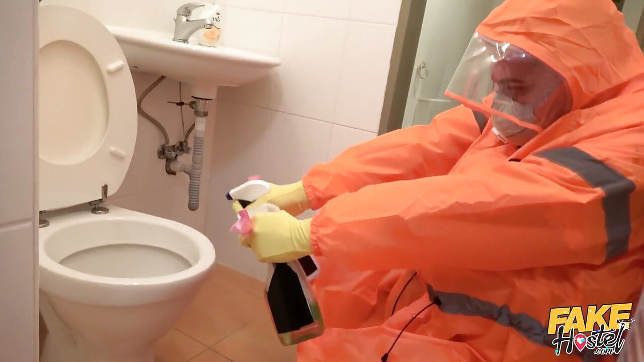 Fake hostel - balerin Victoria Pure ve Ellie parti yaparken geç yakalanıyor ve ev sahibinden vahşi bir gece yarısı üçlü grup seks dersi alıyor