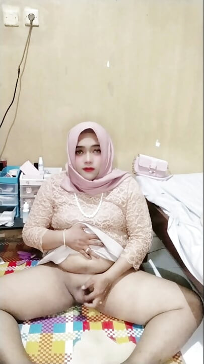Tesettürlü travesti ivvy boşalana kadar mastürbasyon yapıyor