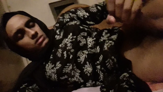 Desi hijabi sissy crossdresser handjob ve göt deliğine parmak sokma