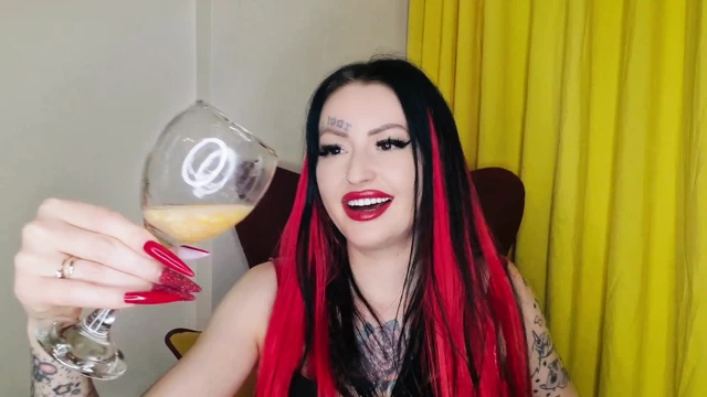 Tükürme fetişi. Sahibe limon emiyor, bu da özel bir tükürük kokteyli hazırlamak için daha fazla tükürük gerektiriyor, salya akıtıyor ve çiğnenmiş limon f