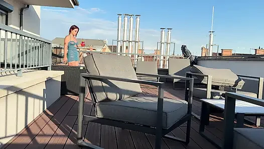 Süper seksi ve ateşli gerçek kızıl saçlı açık terasta güneşin altında mastürbasyon yapıyor bacaklarını açıyor ve yağlı bir elle muamele çekiyor