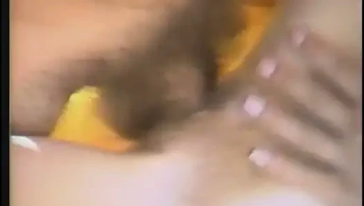 Ateşli hatunlar açık havada büyük bir direğe oral seks yaparken tadını çıkarıyor ve sonra sikiliyor