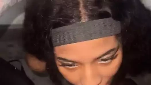 Güzel atletik zenci kız beyaz yarağı emiyor