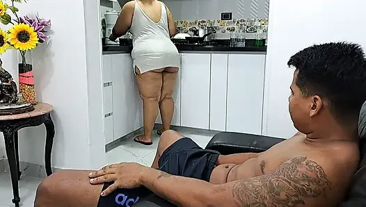 Lezzetli orta yaşlı seksi kadın sikimi emiyor