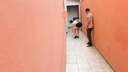 Sokakta kör kızla donma etiketi oynuyor.