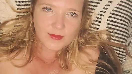 Lütfen beni ateşli dölle boya! Tombul orta yaşlı seksi kadın bakış açısıyla mastürbasyon - beni sik