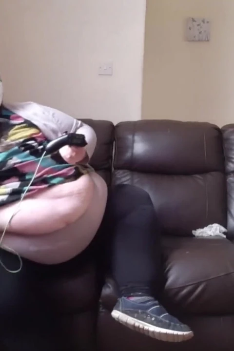İri güzel kadın ssbbw göbekle video oyunları oynuyor