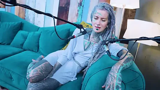 R hakkında konuşuyorum - r - r - asmr podcast sfw konuşuyor gotik sıska kız dreadlocks dövmeli model dövmeli kız