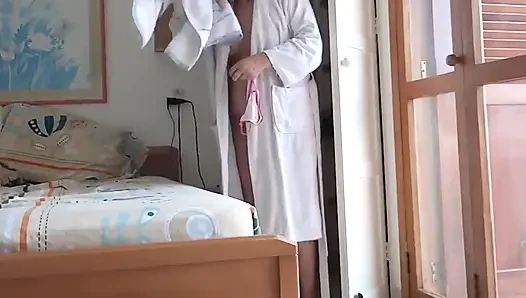 Üvey annemin bikini giyişlerini izlerken mastürbasyon yapıyorum ve boşalıyorum