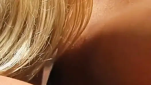 Büyük memeli esnek sarışın kendi amcığını yalıyor