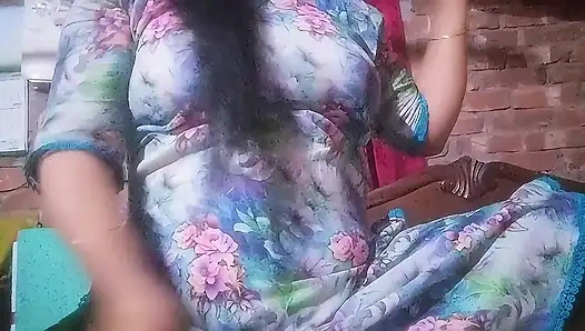 Çekici Hintli evli kadın parmaklarını çok sert oynatıyor.