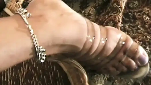 Tombul zenci kaltak siyah bir adam tarafından sikilirken adam götüne dildo sokuyor