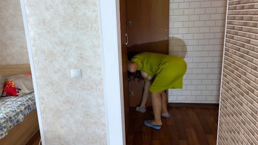 Milf aldı dışarı onu göğüsleri ve eğildi için anal seks içinde ona seksi göt