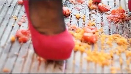 Saskia fışkırtarak yiyecekleri yüksek topuklu ayakkabılarla eziyor