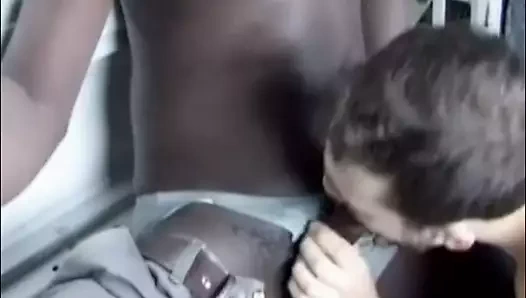 Asılı siyah züppe sikikleri genç beyaz adam