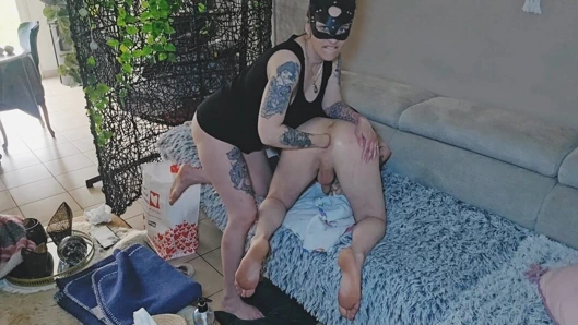 Tatianal erkek arkadaşının götüne çift yumruk sokuyor ve kadın aynı anda yarağını emiyor, kadın egemenliğine yumruk sokuyor