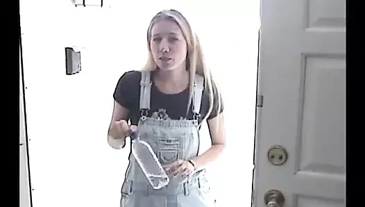 Sarışın kız bazı fotoğraflar çekiyor ve oyuncu seçmelerinde bir adama sakso çekiyor bakış açısı tarzı