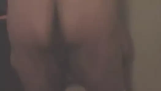 que rico le tiemblan las nalgas