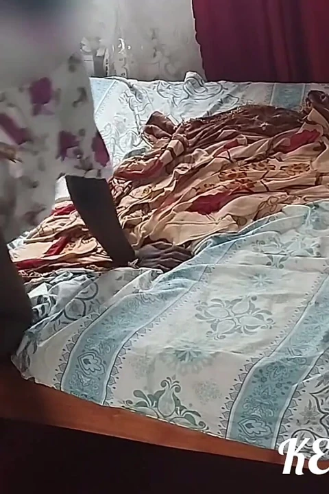 Gerçek Afrika ev yapımı çiftler yatakta çıplak eğleniyor