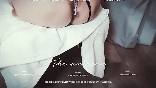 Şirket çay odasında, kadın meslektaşım Mia bizi her gün böyle baştan çıkarıyor