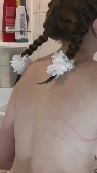 Natüristler evde çıplaklık. Bakire çıplak kız duş alırken yetişkin komşu banyoda tıraş oluyor. Yaşlı genç kız. Doğal memeler göt orta yaşlı seksi kadın | Klip 2