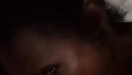 jeune  femme de madagaskar qui aime suce