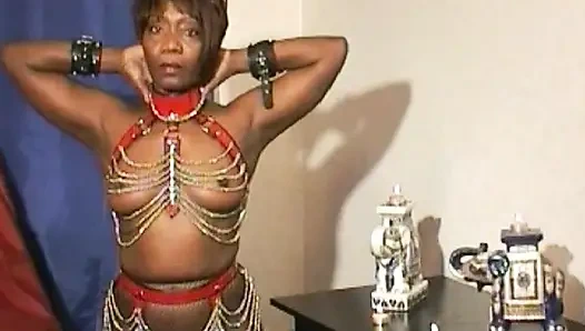 Связанная чернокожая французская сучка наслаждается БДСМ-экшеном