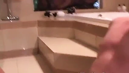 Dövmeli kadın egemenliği bir adama hükmediyor