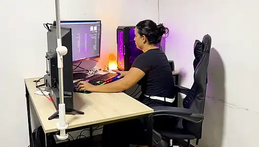 Eşi İş Yerinde Eşini Patronuyla Aldatıyor