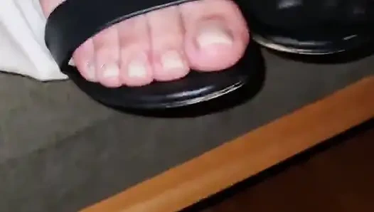 Bir ayak tutkunları cenneti, kocasının büyük yarağı için fışkırtmayı kayganlaştırıcı olarak kullanıyor