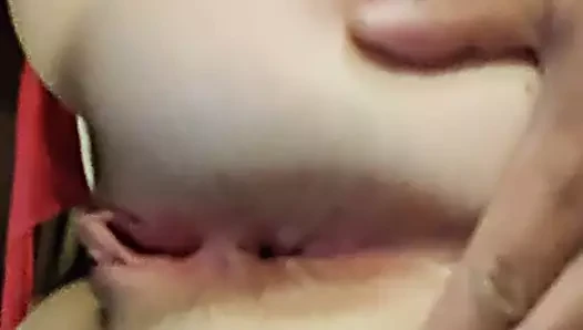 Karımı kıçından sikiyor.