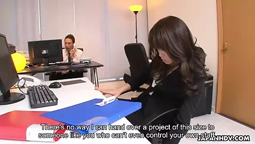 Ofis, bomba gibi görünen esmeri sikiyor