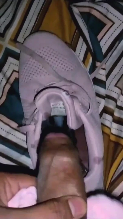 Üvey kız kardeşini banyo yaparken izledi, sonra pembe külotunu kokladı, sonra koşu ayakkabısıyla spermimi çıkardı | Klip 1
