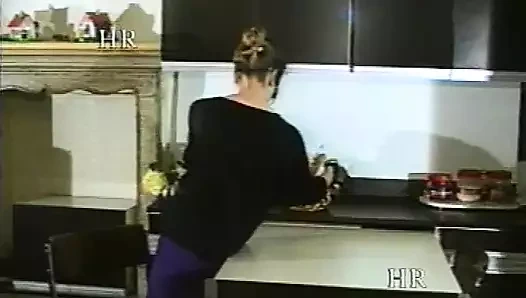 Tıraşsız kadınlarla 90'ların özel İtalyan pornosu #02