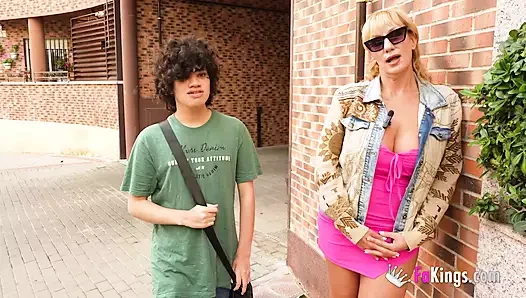 Victoria Vera genç bir adama master dersi veriyor