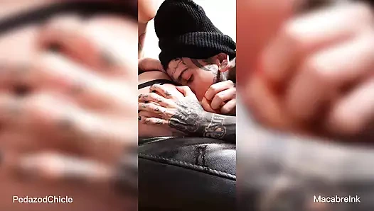 O benim sıkı vajinamı yalıyor ve beni orospu gibi dört ayak üzerinde sikiyor