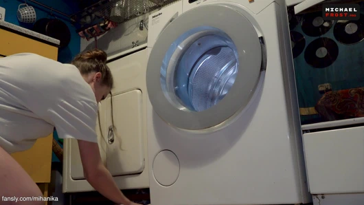 Yardım et, üvey kardeşim! sıkıştım!