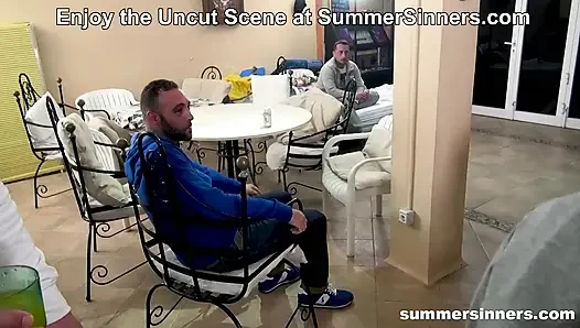 SummeSinner'da grup seks nasıl tersine çevrilir