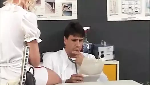 Doktor hastaları ziyaret ediyor tıbbi ilaç olarak büyük yarak almak için bekliyor vol 2