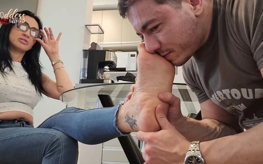 Öğretmen üvey anne kiffa ve vitoria vonteese çift ayakla mastürbasyon yapıyor