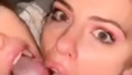 Son derece ateşli kız öpüşüyor ve döl paylaşıyor