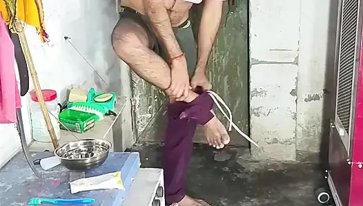 Göt amcık sikiyor yarak emiyor göğüslerini emiyor memeden süt emiyor ve domaltarak yarağa oturuyor ve doğrudan Hintçe seste yatıyor