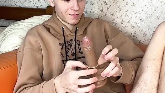 Minyon twink'in yoğun mastürbasyonu