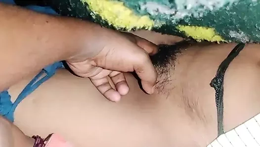 Köylü baldız kayınbiraderi penisine masaj yapıyor ve teşhir ediyor