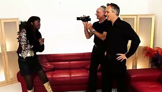 Jasmine Webb ve Lucy Love iç çamaşırlı üçlü grup sekste geceyi ısıtıyor