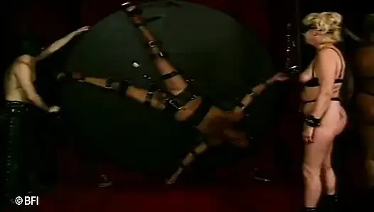Kullanılırken salıncakta tavandan sarkıyor