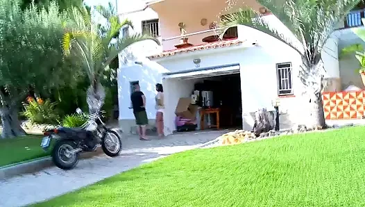 Hatun bana azgın bir sakso çekti ve sonra amcık fışkırtana kadar sikiştik