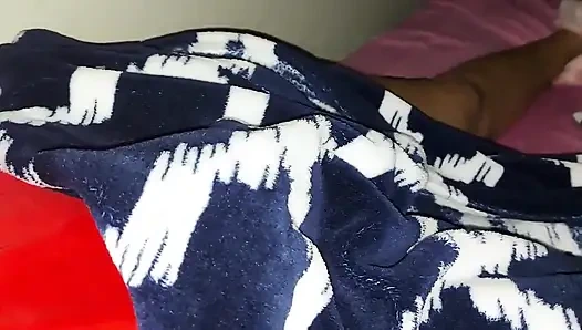 Üvey kız kardeşimin odasında külotlu çorapını yanında yapıyor ve amını gösteriyor