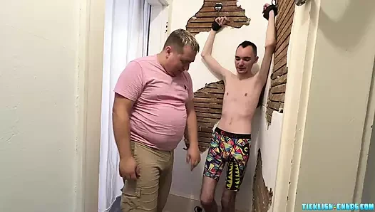 TicklishChubs: Dom Matt spiritmonkeys'in ince vücudu etrafında dolaşan ellerini seviyor