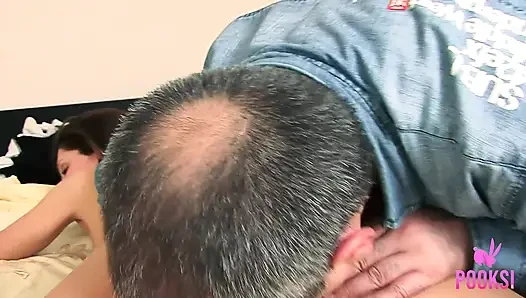 Sevimli genç Inna tatlı amını azgın yaşlı adama siktiriyor